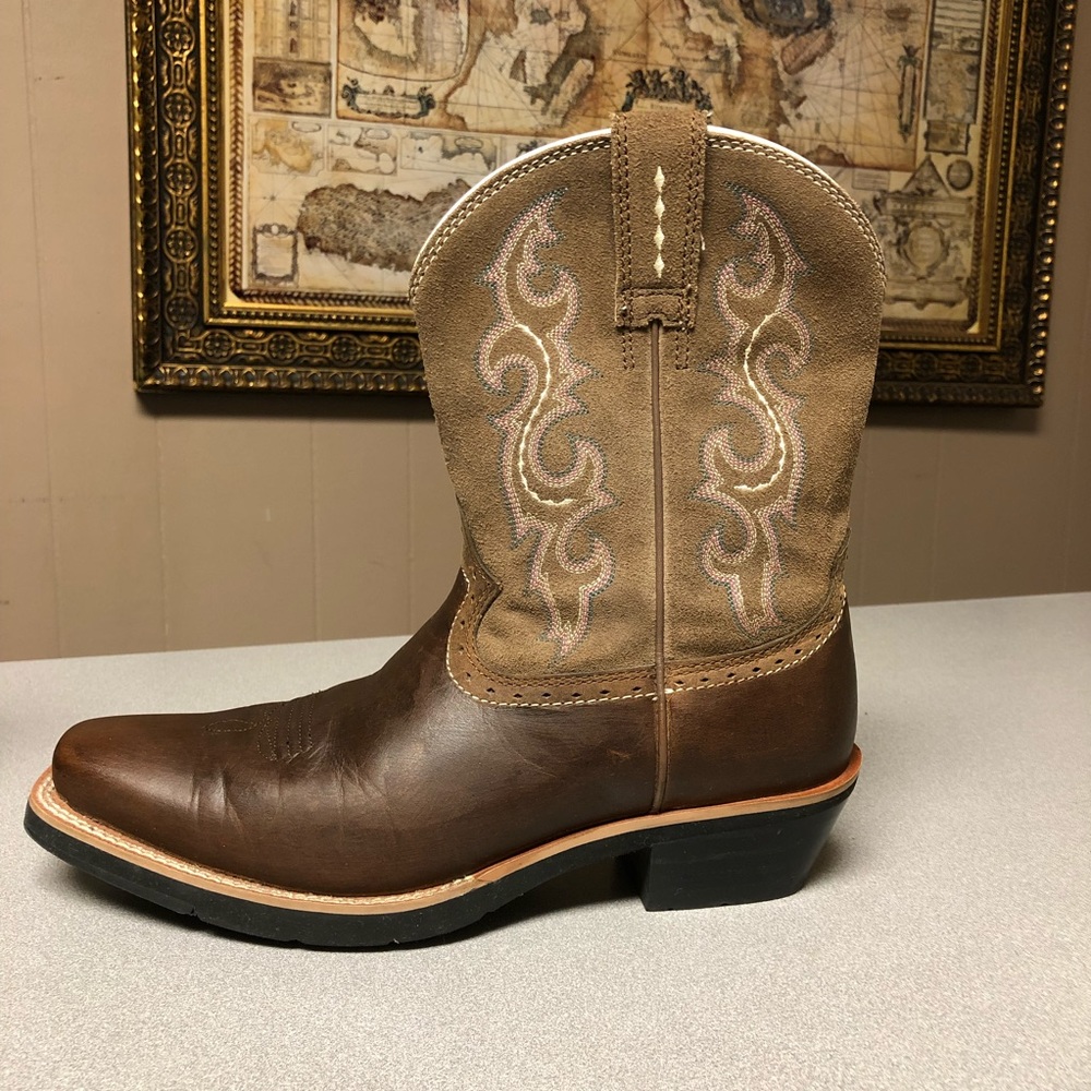 Women Ariat  brown cowboy boots size 9.